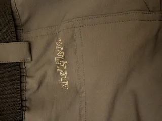 Pantalón de trekking gris y negro