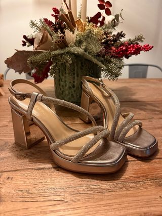 Sandalias de fiesta doradas con pedrería