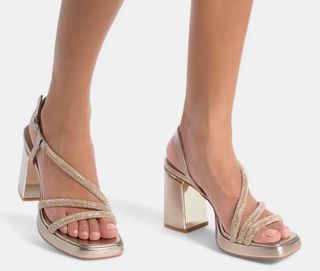 Sandalias de fiesta doradas con pedrería