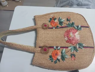 Bolso de paja con flores bordadas