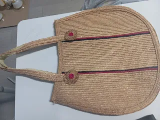 Bolso de paja con flores bordadas