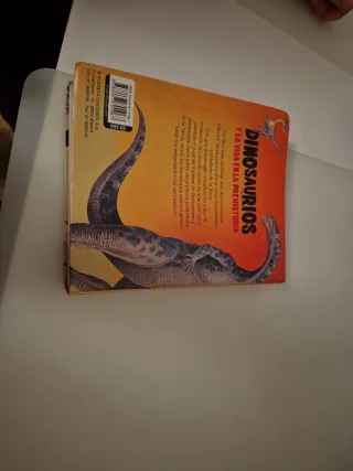 Dinosaurios y la vida en la prehistoria (Spanis...