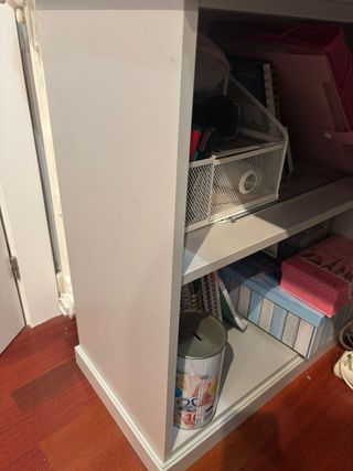 Scrivania in legno grigio e sedia con ruote