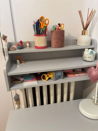 Scrivania in legno grigio e sedia con ruote