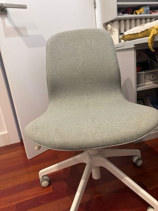 Scrivania in legno grigio e sedia con ruote