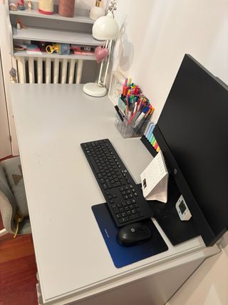 Scrivania in legno grigio e sedia con ruote