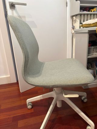 Scrivania in legno grigio e sedia con ruote