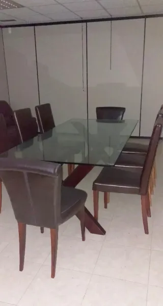 Mesa de salón con 8 sillas de piel