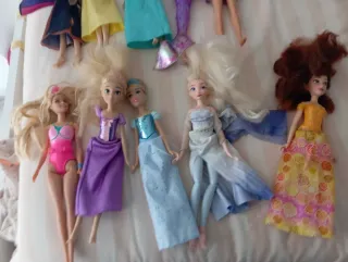 Lote de muñecas variadas