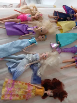 Lote de muñecas variadas