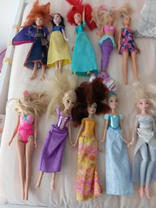 Lote de muñecas variadas