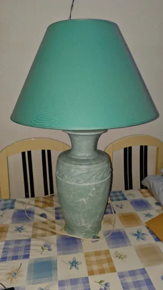 Lámpara de mesa verde.