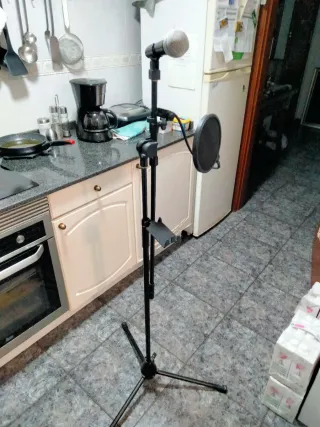 Pie de microfono  y  Micrófono Shure Neg con pinza