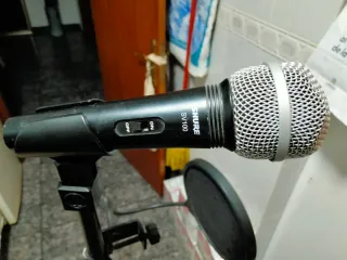 Pie de microfono  y  Micrófono Shure Neg con pinza