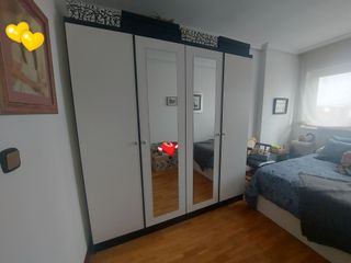 Armario de madera negro y blanco