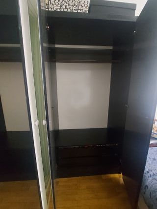 Armario de madera negro y blanco