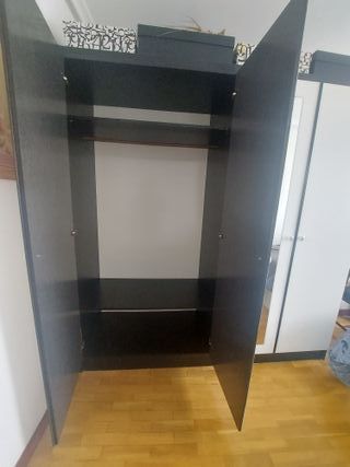 Armario de madera negro y blanco