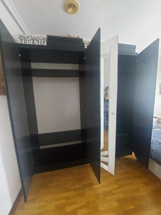 Armario de madera negro y blanco