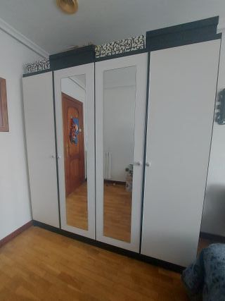 Armario de madera negro y blanco