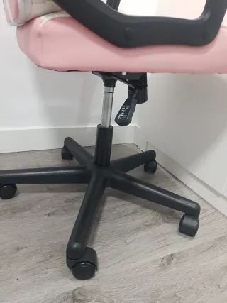 Silla de escritorio rosa y blanca