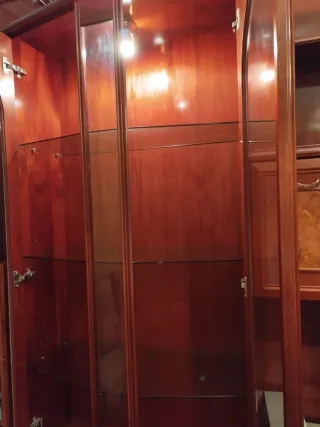 Mueble de salón color cerezo y mesa con 4 sillas