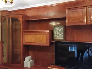 Mueble de salón color cerezo y mesa con 4 sillas