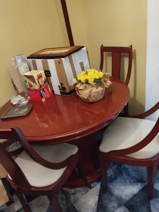 Mueble de salón color cerezo y mesa con 4 sillas