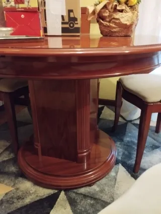 Mueble de salón color cerezo y mesa con 4 sillas