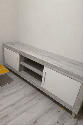 Mueble TV gris y blanco madera