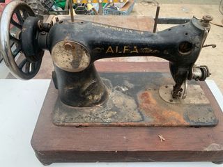 Máquina de coser antigua Alfa