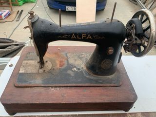 Máquina de coser antigua Alfa