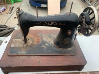 Máquina de coser antigua Alfa