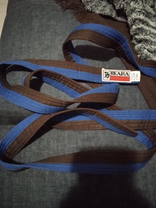 Cinturón artes marciales Ikara marrón y azul