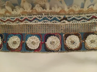 Camiseta Simply Perfect con bordado y flecos