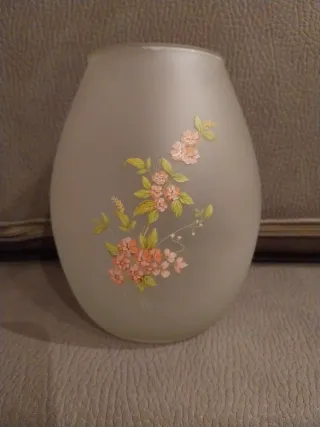 Jarrón de cristal vintage con flores