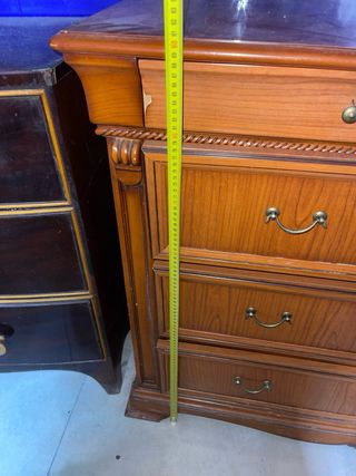 Cómoda antigua de madera estilo clásico