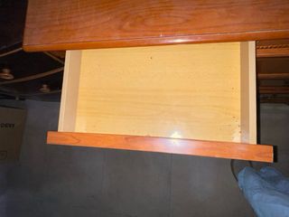 Cómoda antigua de madera estilo clásico