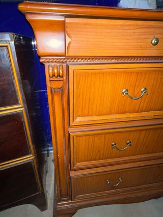 Cómoda antigua de madera estilo clásico