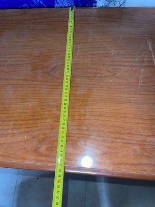 Cómoda antigua de madera estilo clásico