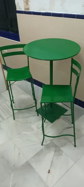 Mesa alta y 2 taburetes de jardín