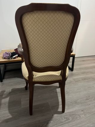 Silla de madera tapizada beige