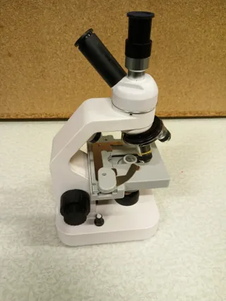 Microscopio Biológico Blanco