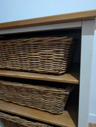 Mueble con 3 cestas de mimbre y madera