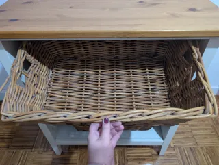 Mueble con 3 cestas de mimbre y madera