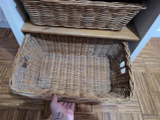 Mueble con 3 cestas de mimbre y madera