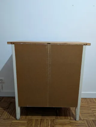 Mueble con 3 cestas de mimbre y madera