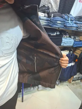 Chaqueta Louis Vuitton reversible negra