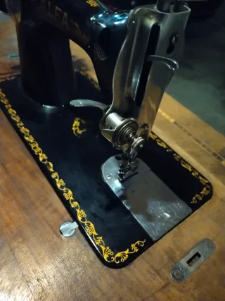 Máquina de coser Alfa antigua