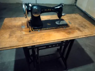 Máquina de coser Alfa antigua