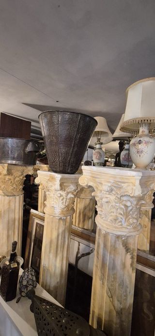 Columnas decorativas de mármol y yeso